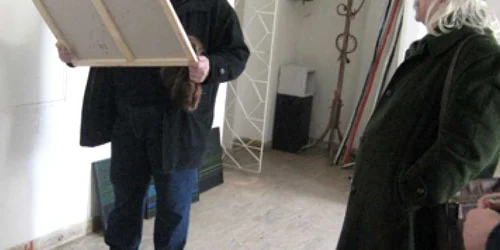 Maestrul Ilie Boca verifică tablourile expuse