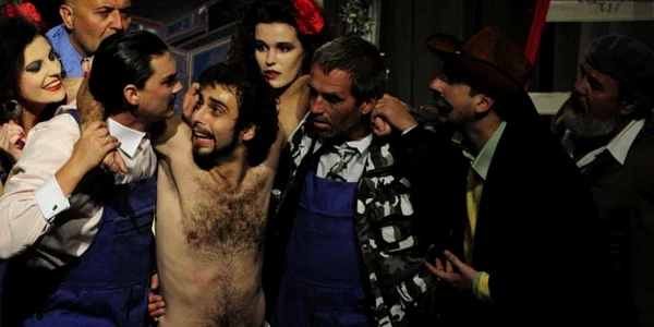 Scenă din piesa Revizorul cu care se deschide stagiunea la Teatrul Anton Pann