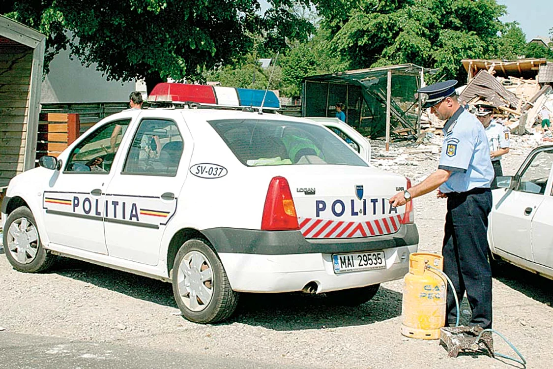 Întreaga construcţie s-a făcut praf şi nu s-a mai putut recupera nimic (FOTOGRAFII: SANDRINIO NEAGU)