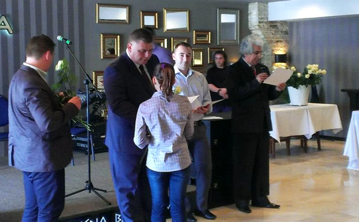Cristi Bîgiu i-a premiat pe cei mai buni elevi buzoieni  FOTO: Adevărul.ro