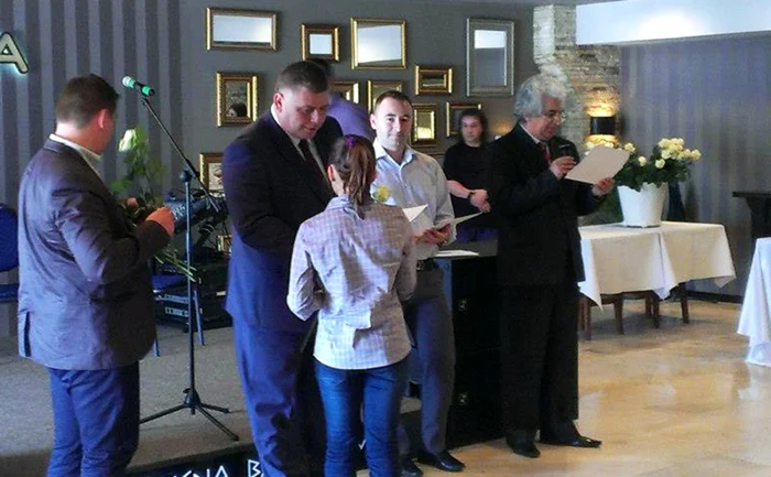 Cristi Bîgiu i-a premiat pe cei mai buni elevi buzoieni  FOTO: Adevărul.ro