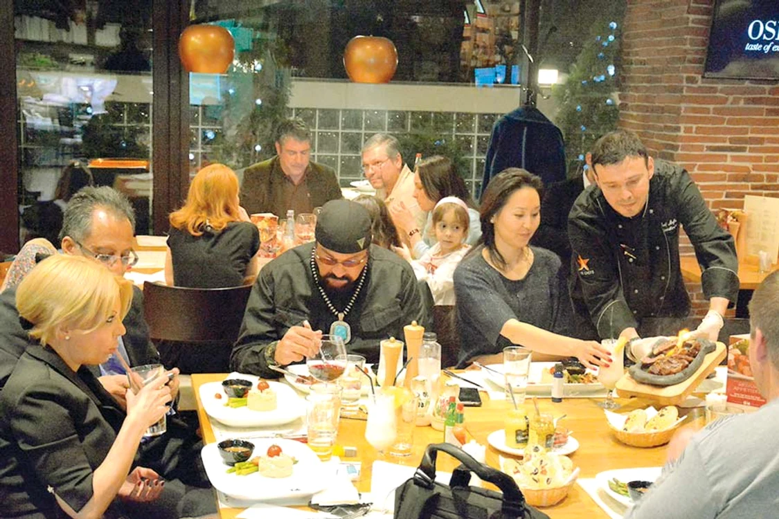 Steven Seagal s-a ospătat timp de trei ore, după care s-a fotografiat cu doi dintre angajaţii restaurantului