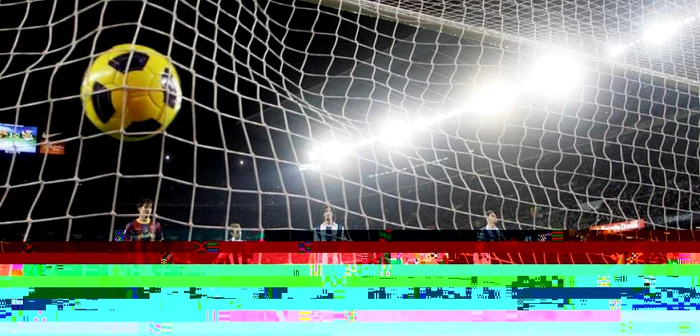 Patru fundași de la Sociedad și portarul Bravo privesc neputincioși cum mingea trimisă de Messi s-a oprit în plasă
