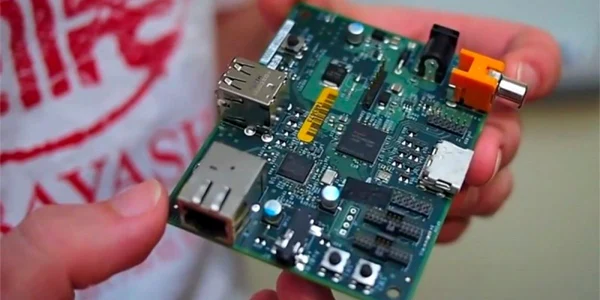 Raspberry Pi este puţin mai mare decât un card bancar