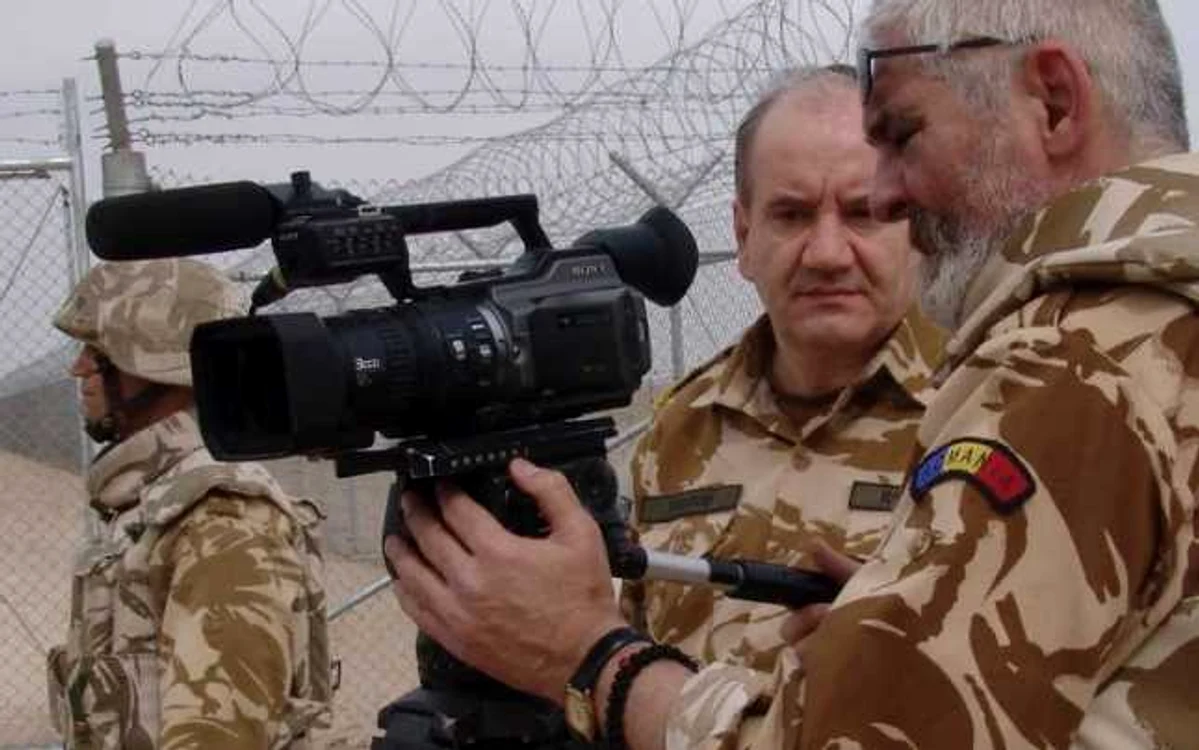 Teleastul Benone Neagoe - în centrul imaginii, azi colonel în rezerva Armatei României - şi cineastul Gabriel Cobasnian - în dreapta fotografiei -, cu "arma sa de luptă", camera de filmat, sensibil şi transfigurat, chipul soldatului necunoscut opiniei publice din ţară, dar care îşi face datoria departe de patrie, ca un profesionist al armelor preţuit de aliaţi