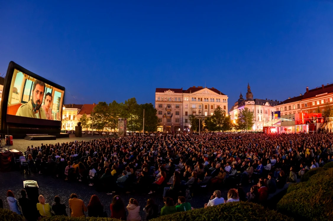 Proiecțiile de film din Piața Unirii au adunat mii de oameni. FOTO TIFF