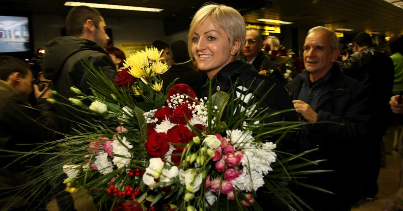 Ionela Stanca a fost felicitată de fani la sosirea pe aeroportul Hendri Coandă
