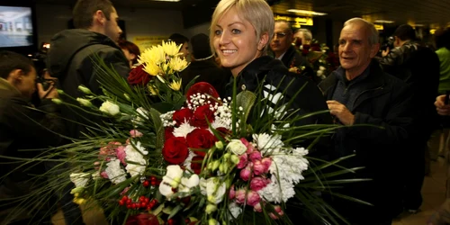 Ionela Stanca a fost felicitată de fani la sosirea pe aeroportul Hendri Coandă