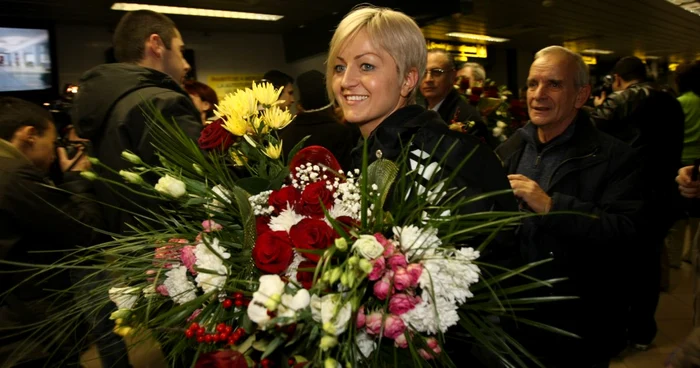 Ionela Stanca a fost felicitată de fani la sosirea pe aeroportul Hendri Coandă