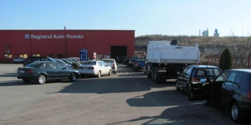 Şoferii stau la cozi interminabile