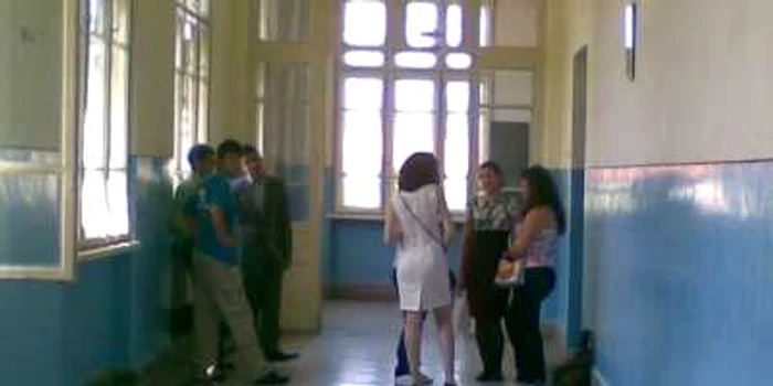 Elevi aşteptând să susţină proba de comunicare orală în limba şi literatura română