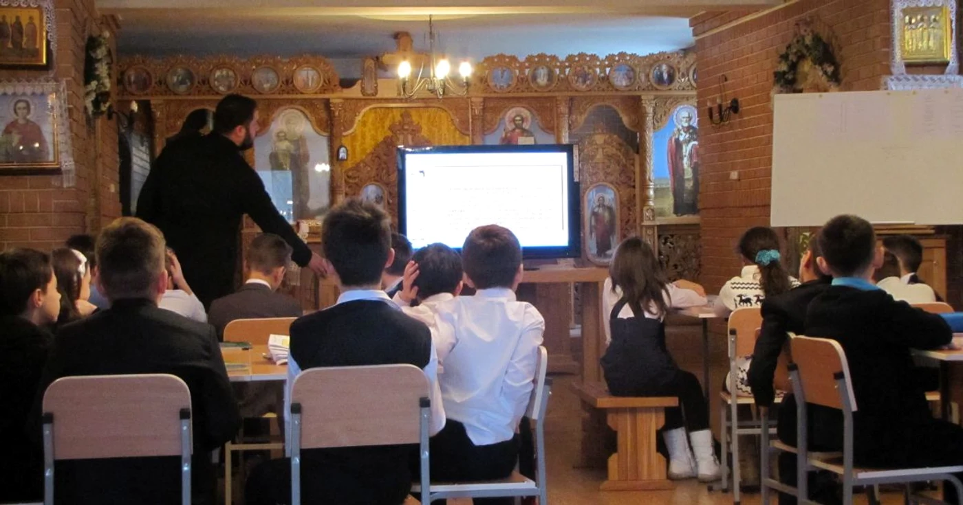 Elevii din incinta liceului „George Meniuc” din Chişinău studiază religia în biserica construită în vechiul vestiar. FOTO Polina Cupcea