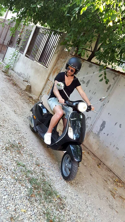 Mihai Chițu a dat mașina pe scuter