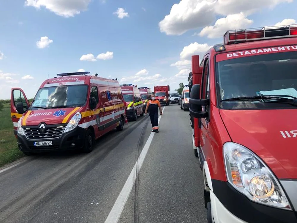 Şapte persoane au fost implicate, marţi, într-un accident rutier Foto: ISU Timiș