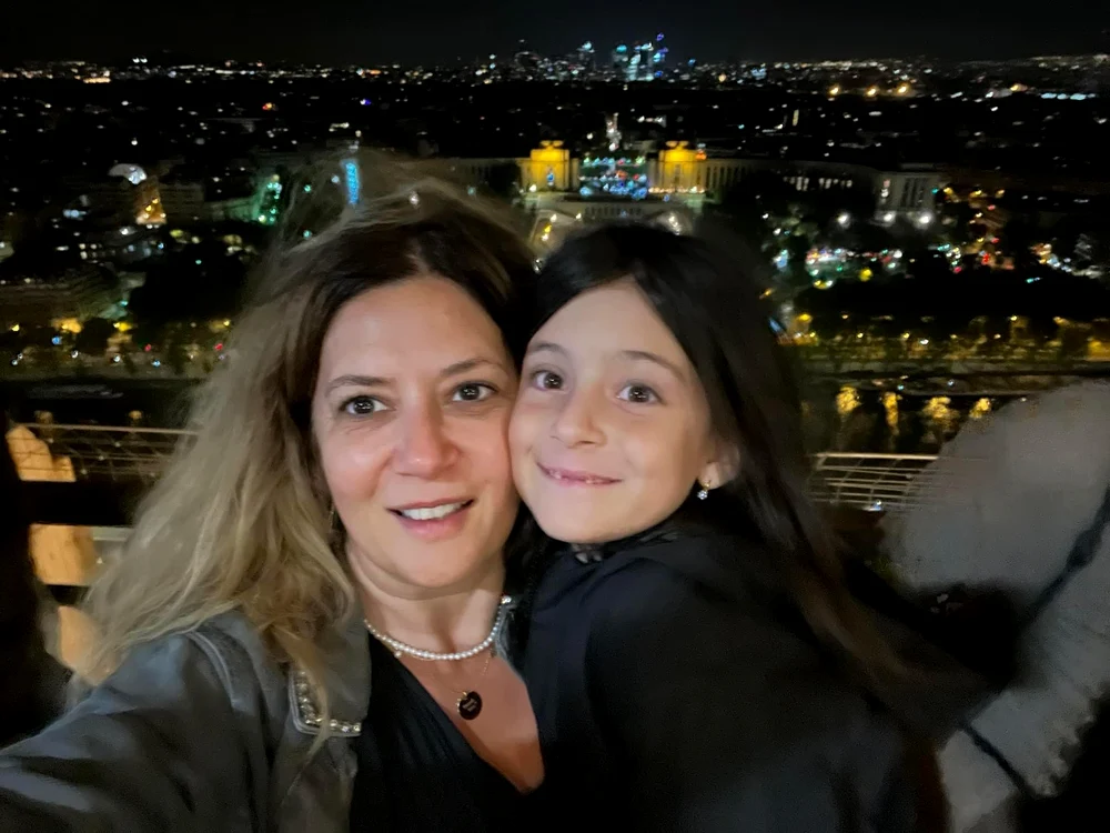                                     Amalia Enache și fiica ei au vizitat și Parisul