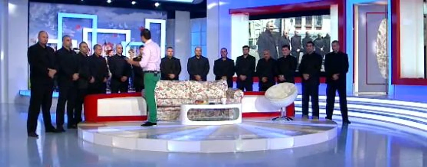 Măruţă a prezentat în emisiune întreaga echipă de bodyguarzi care l-a însoţit la reşedinţa lui Silviu Prigoană (captură: PRO TV)