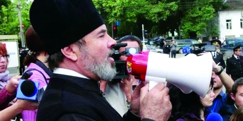 Părintele Marchel a citit rugăciuni la megafon și a stropit Parlamentul cu agheasmă în timp ce era aprobată legea