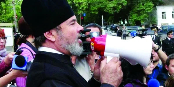 Părintele Marchel a citit rugăciuni la megafon și a stropit Parlamentul cu agheasmă în timp ce era aprobată legea  