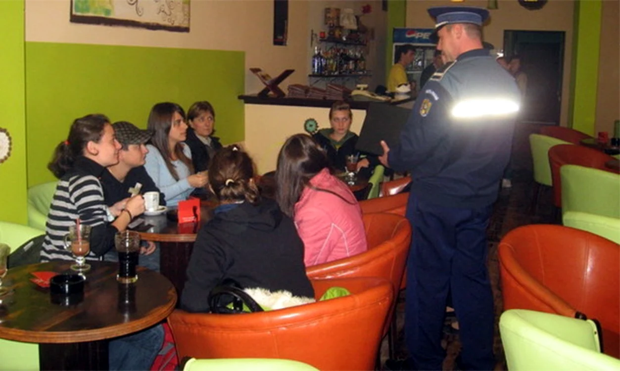 Tinerii care absentau de la şcoală au fost trimişi la cursuri de poliţişti FOTO: Arhivă
