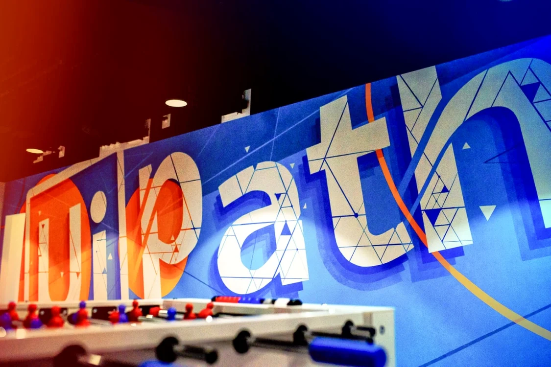 Sigla UiPath colorată în portocaliu și albastru