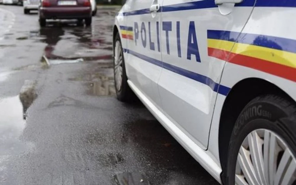Un șofer beat a intrat cu maşina în gard, în timp ce era urmărit de poliţie