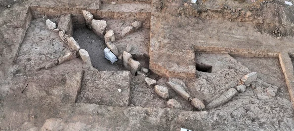 Poarta de intrare într-un oraș din epoca bronzului timpuriu descoperită la Tell Erani (© Yoli Schwartz / Israel Antiquities Authority)