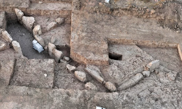 Poarta de intrare într-un oraș din epoca bronzului timpuriu descoperită la Tell Erani (© Yoli Schwartz / Israel Antiquities Authority)