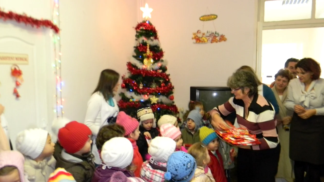 Elevii de la Şcoala Gimnazială Nr 7 îi vizitează pe bătrânii de la Azil