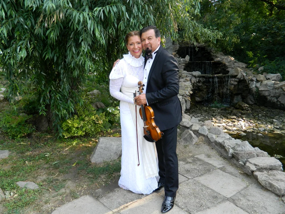 Alaturi de sotul ei, violonistul Ştefan Cigu