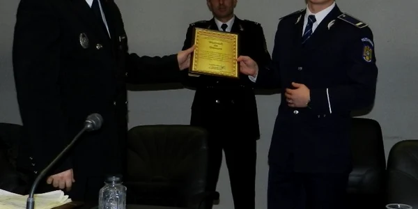 Poliţistul Bogdan Tarmigan de la Topraisar - Constanţa a fost recompensat de IGSU pentru stingerea unui incendiu Foto ISU Constanţa