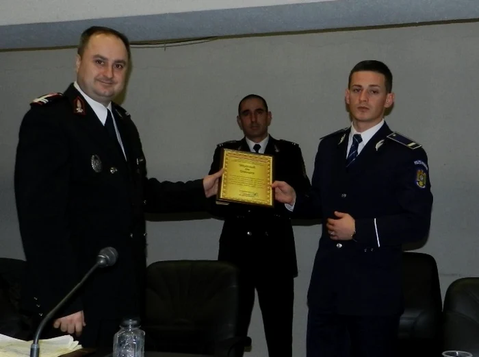 Poliţistul Bogdan Tarmigan, recompensat de IGSU pentru stingerea unui incendiu Foto ISU Constanţa