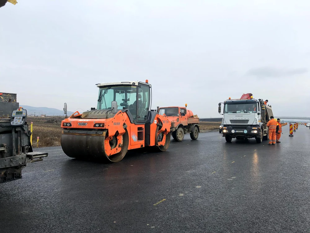 Muncitorii mai au de finalizat un nod rutier pe Autostrada Câmpia Turzii-Târgu Mureș