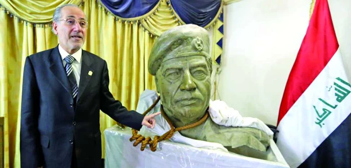 Fostului politician irakian Mowaffak Al-Rubaie i s-au oferit peste şase milioane de euro ca să renunţe la un bust de bronz al fostului dictator Saddam Hussein, la pachet cu funia cu care acesta a fost spânzurat în noiembrie 2006. FOTO AFP