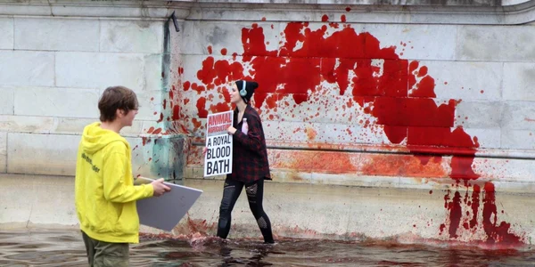 Palatul Buckingham vandalizat FOTO Twitter Animal Rebellion