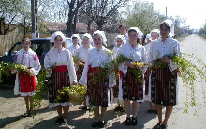 Fetele din Bărăgan colindă prin sate, purtând ramuri de salcie în mână FOTO Tradiţie Ialomiţa