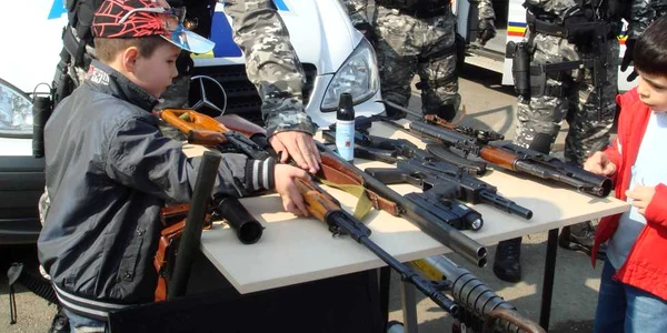 Copiii au pus mâna pe armele folosite de poliţişti