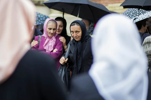 Enoriaşii lui Pomohaci îl susţin pe preot prin violenţă Asta propovăduieşte Sfânta Scriptură / FOTO Inquam Photos / Ovidiu Matiu / 19 sep 2017