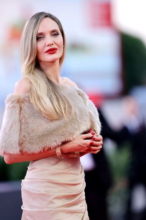 Angelina Jolie la Veneția GettyImages 2169311134 jpg