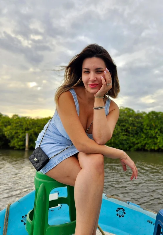  Ela Crăciun (41 de ani) și-a luat familia și a plecat imediat după Crăciun într-o vacanță exotică, acolo unde o va prinde și Revelionul! 