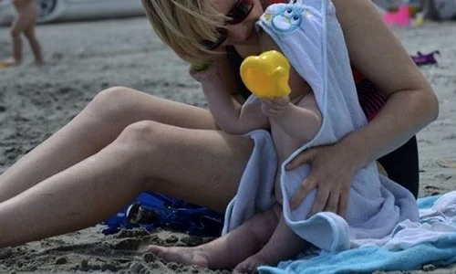 1 melania medeleanu baietel radu plaja mare 2 jpg jpeg