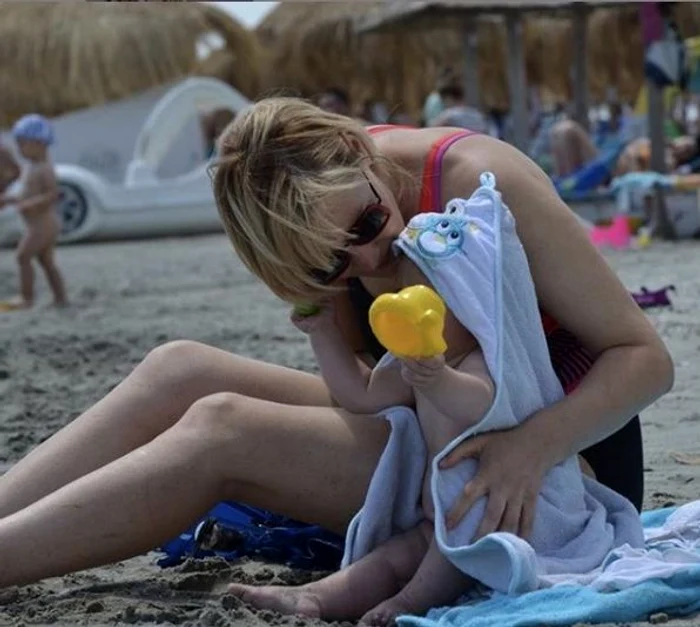 1 melania medeleanu baietel radu plaja mare 2 jpg jpeg