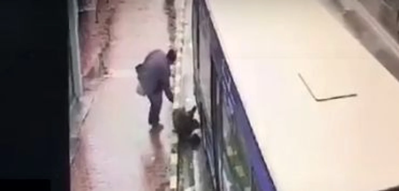 Femeie de 84 de ani, călcată de autobuzul din care tocmai coborâseFoto: Captură Video