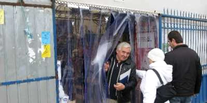 Perdele au fost montate la intrările din piață
