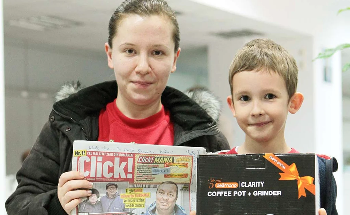 
    Elena şi nepotul ei Tudor ne-au vizitat la redacţie cu un loz câştigător  