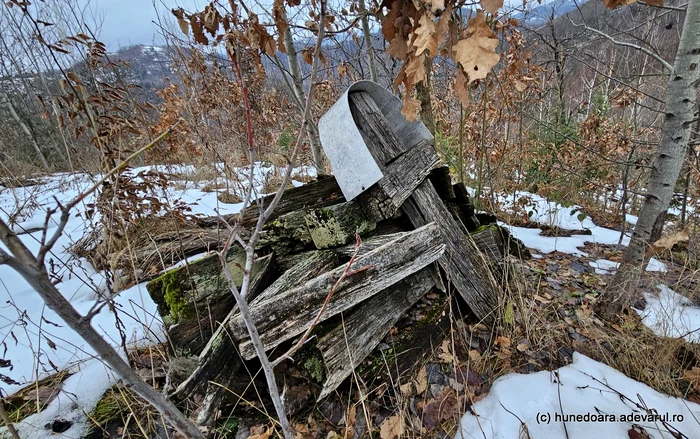 Grămada de cruci. Foto: Daniel Guță. ADEVĂRUL