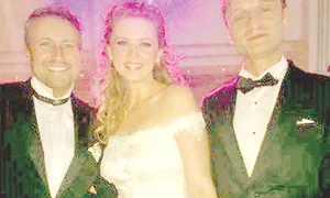 Elena Udrea  s a fotografiat  cu admiratorii  (Fotografii: PH online ro) jpeg