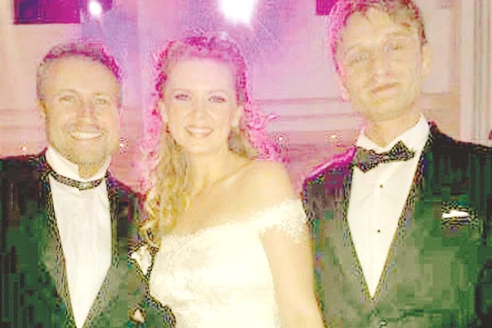 Elena Udrea  s-a fotografiat  cu admiratorii  (Fotografii: PH-online.ro)