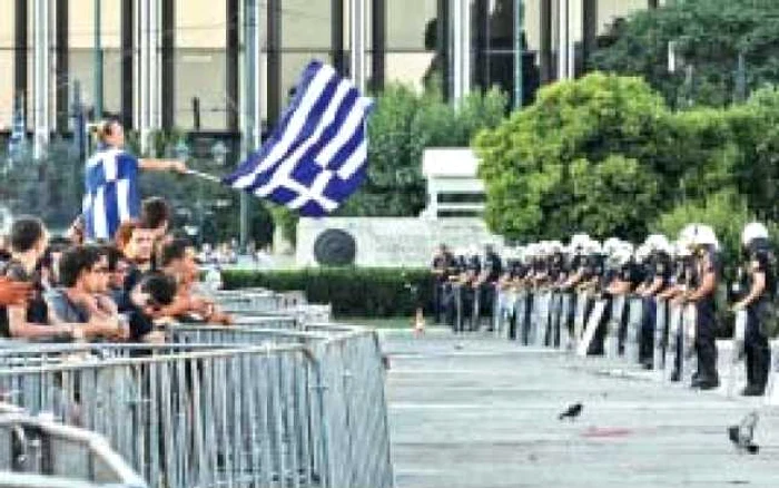 Tinerii indignaţi din cauza măsurilor de austeritate, faţă-n-faţă cu scutierii