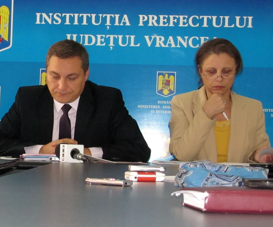 Prefectul Sorin Hornea şi directorul Direcţiei de Statistică, Rodica Negruţ