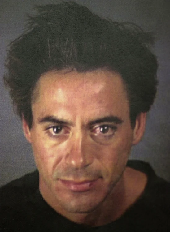 Robert Downey Jr. (50 de ani) a fost arestat de mai multe ori pentru posesie de droguri.